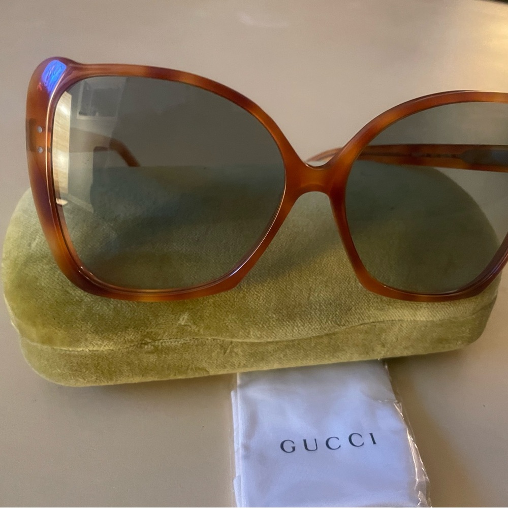 Gucci Oversized Sunglasses with case - Picture 2 of 4